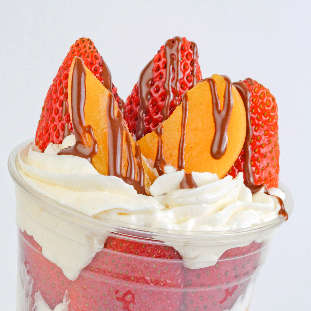 Fresas, Durazno, Chantilly y un toque de Chocolate 🍓🍑🍫