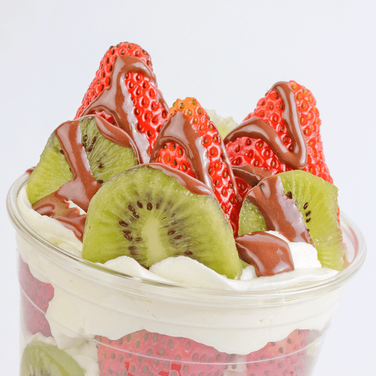 Fresas, Kiwi, Chantilly y un toque de Chocolate 🍓🥝🍫